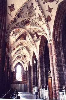 Seitenschiff der Marienkirche zu Helsingör; rechts oben an der Decke Pothorsts Abbild. Foto Peter Gollnik