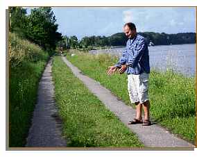 Holger Thiesen am Nord-Ostsee-Kanal . Foto: Peter Gollnik