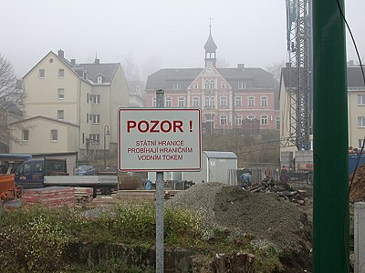 Die "neue Mitte" von Vejprty/Bärenstein - eine wüste Baustelle. Davor ein Warnschild: Achtung! Staatsgrenze! Foto: Peter Gollnik